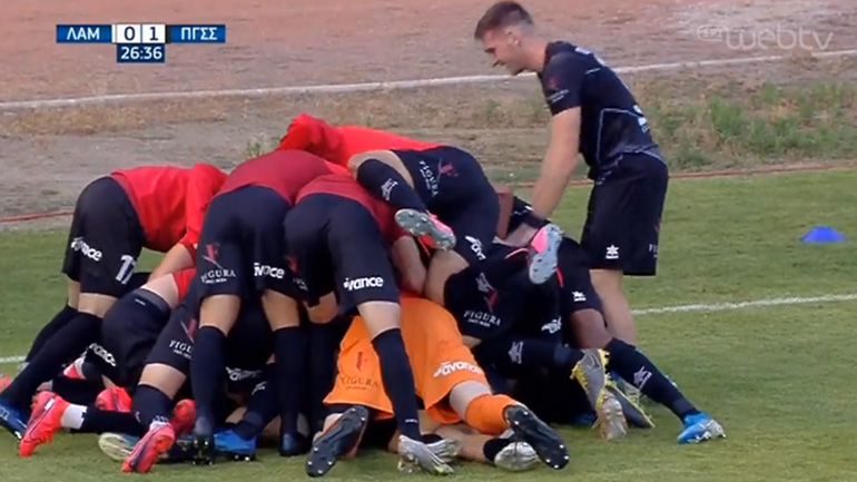 Ένα… κουβάρι οι παίκτες του Πανιωνίου μετά το γκολ του Τσιλούλη