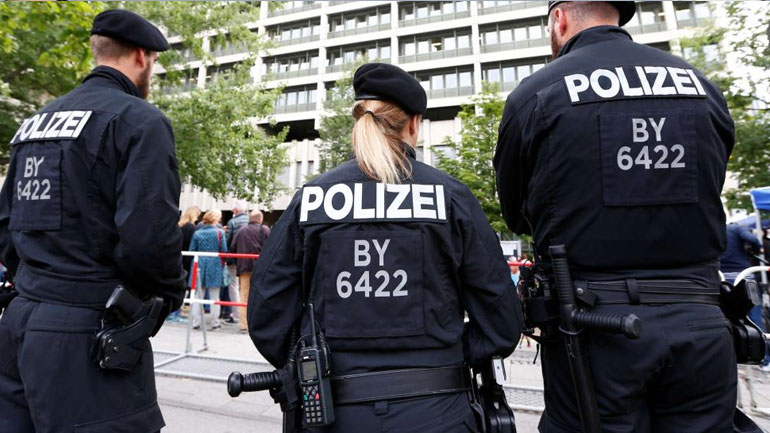 Χειροπέδες σε Σύρο γιατρό για «έγκλημα κατά της ανθρωπότητας»