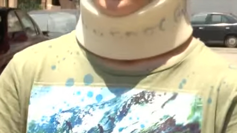 Στο κολάρο που φοράει ο μαθητής έχει γράψει τα λόγια που ισχυρίζεται ότι του είπε ο πατέρας του συμμαθητή του