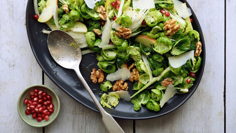 Λαχταριστή σαλάτα με καρύδια και παρμεζάνα