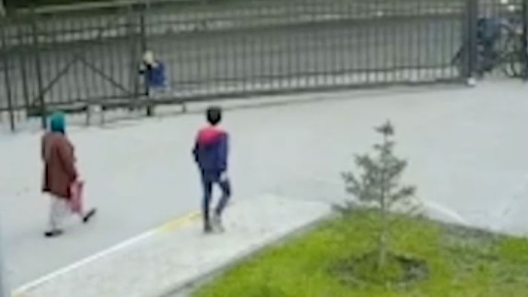 Κόλλησε το κεφάλι του στην πόρτα και δεν μπορούσε να κουνηθεί