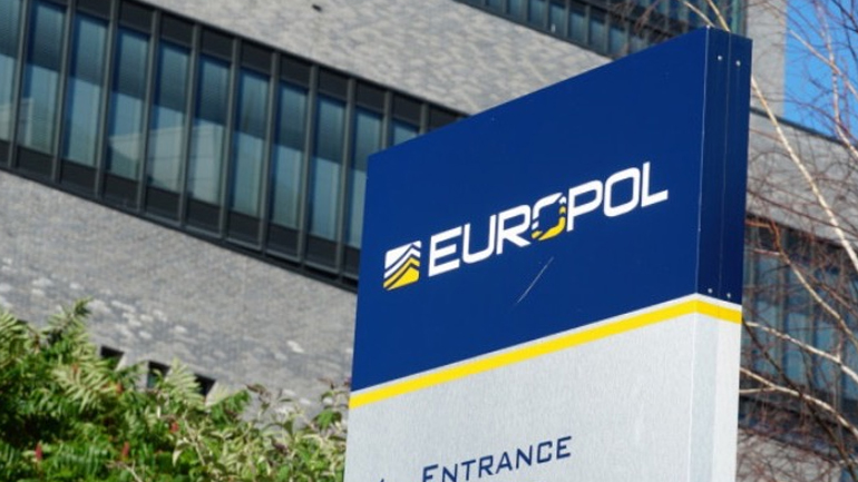 Europol: Η κατ΄οίκον καραντίνα μπορεί να ενισχύει τη ριζοσπαστικοποίηση