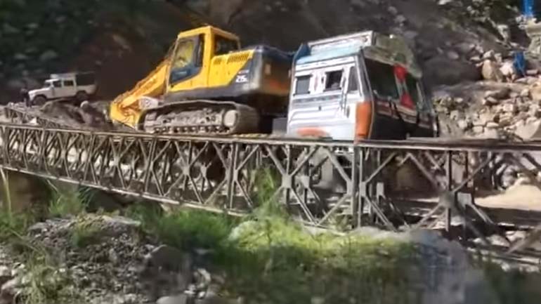 Φορτηγό πήγε να περάσει γέφυρα και βρέθηκε στον γκρεμό!