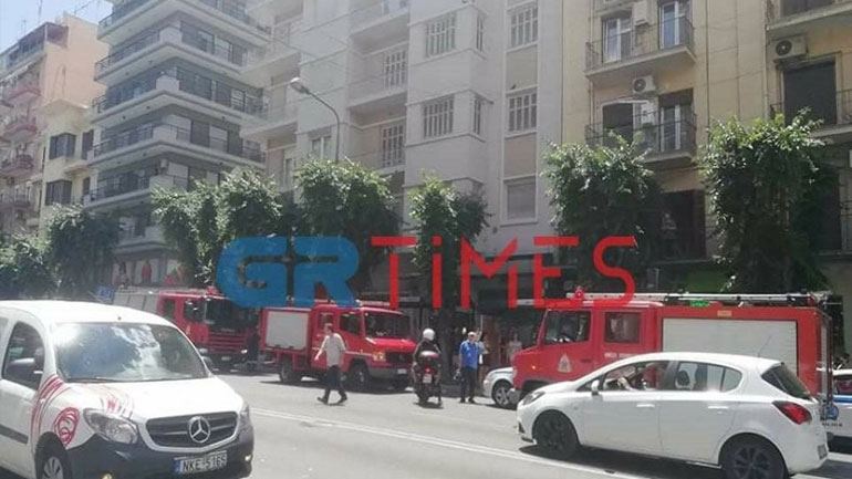 Συναγερμός στη Θεσσαλονίκη: Εντοπίστηκε καμένο πτώμα σε πρασιά πολυκατοικίας