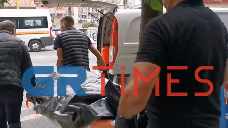 Το σημείο όπου εντοπίστηκε η καμένη σορός σε πρασιά πολυκατοικίας της Θεσσαλονίκης