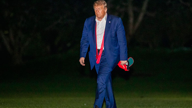 ΗΠΑ: Χαμός στα social media με την εικόνα του κουρασμένου Τραμπ μετά την ομιλία στην Τάλσα