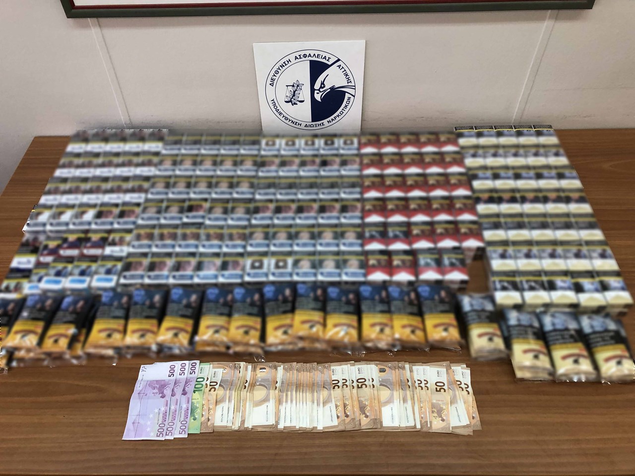 Λαθραία τσιγάρα, καπνικά προϊόντα, και 5.850 ευρώ βρήκαν οι αστυνομικοί μέσα στο κτήριο