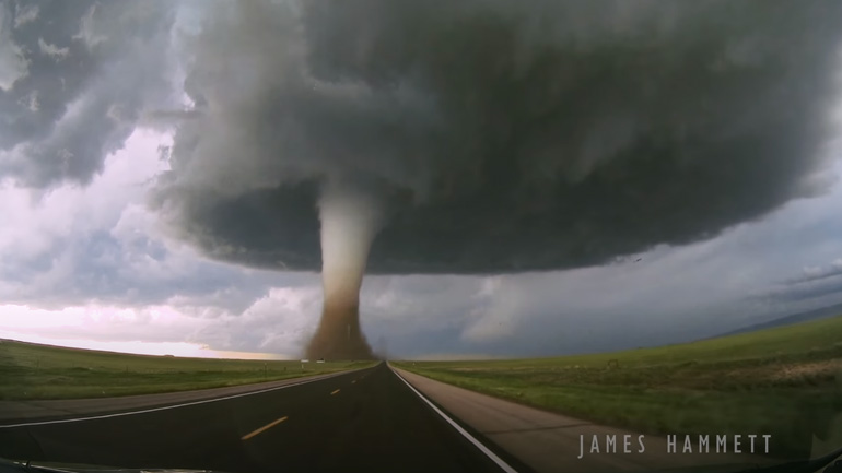 Πλησιάζοντας έναν ανεμοστρόβιλο