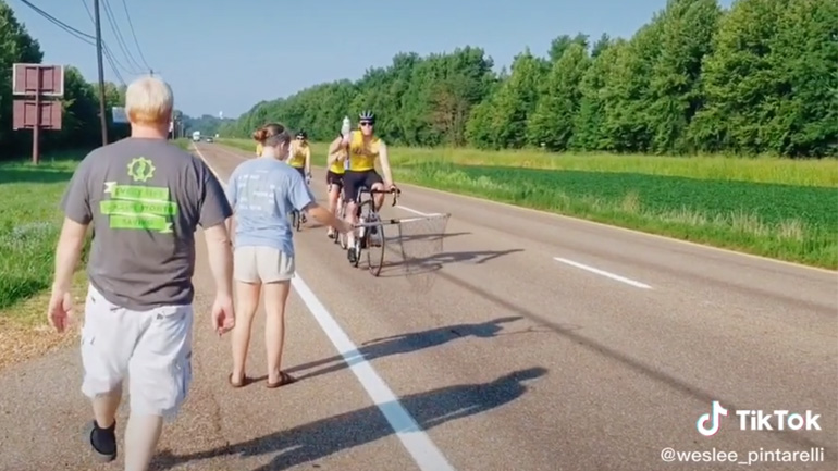 Γυναίκα μαζεύει τα άδεια μπουκάλια από ποδηλάτες (fail)