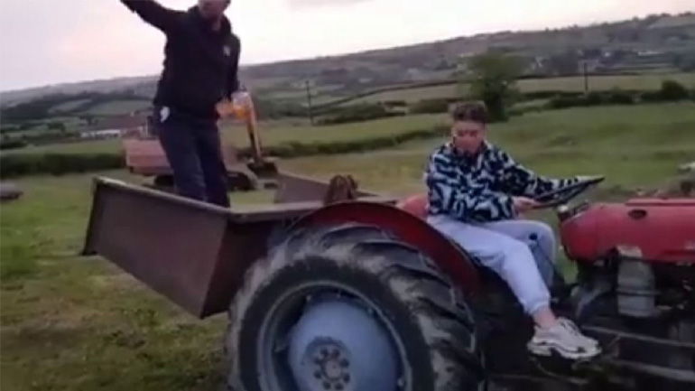 Γυναίκα οδηγεί τρακτέρ για πρώτη φορά (fail)