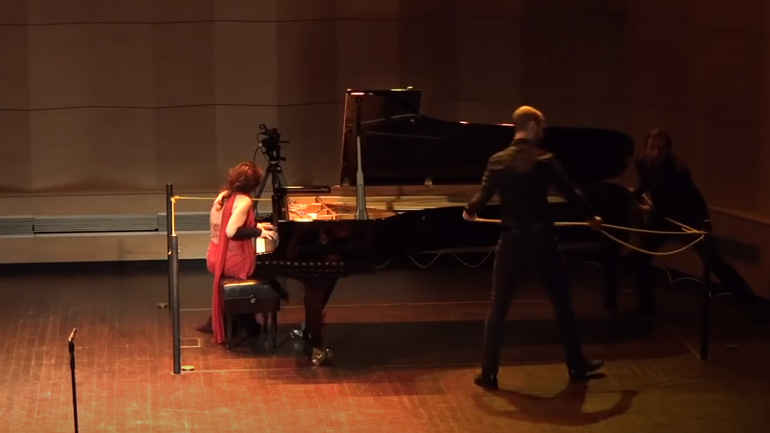 Η πιανίστρια Eliane Rodrigues φεύγει μαζί με το πιάνο της κάτω από τη σκηνή