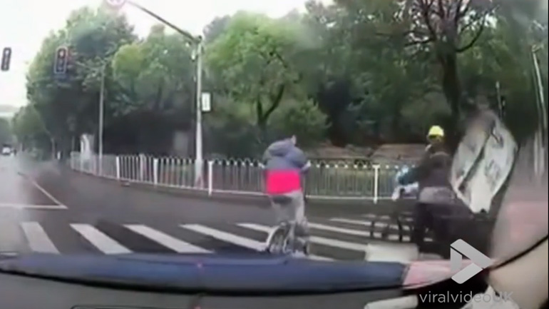 Ποδηλάτης κάνει μια βόλτα με έναν άλλο ποδηλάτη