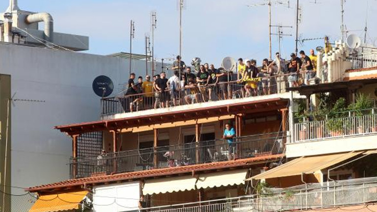 Τραγουδούν από τις ταράτσες οι οπαδοί του Άρη!