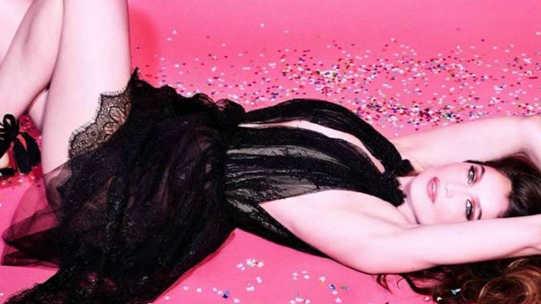 Η σέξι Laetitia Casta φωτογραφίζεται στα 42 της στη γαλλική Madame Figaro