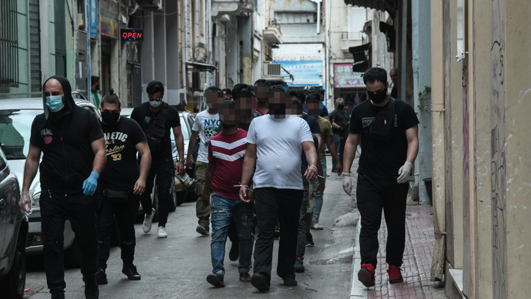 Έφοδος της αστυνομίας σε κτήριο με μετανάστες στο κέντρο της Αθήνας