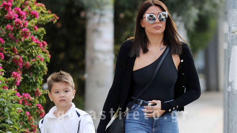 Αγγελική Ηλιάδη: Βόλτα με τον γιο της στα νότια προάστια