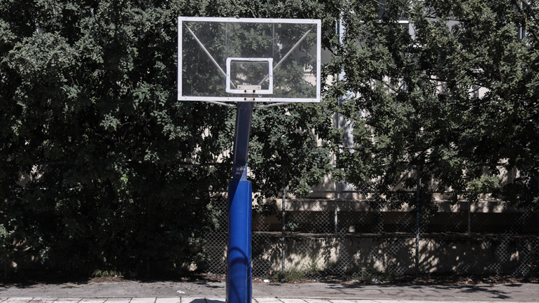 Τραγωδία στη Θεσσαλονίκη: Άνδρας 55 ετών κρεμάστηκε από την μπασκέτα γηπέδου