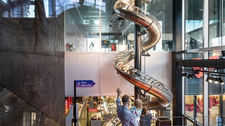 Οι επισκέπτες του Danish Architecture Center στην Κοπεγχάγη περιηγούνται  με…  τσουλήθρα