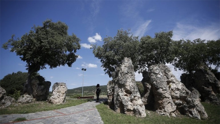 Ο μύθος της πετρωμένης νυφικής πομπής ζωντανεύει στο Γεωλογικό Πάρκο της Νυμφόπετρας