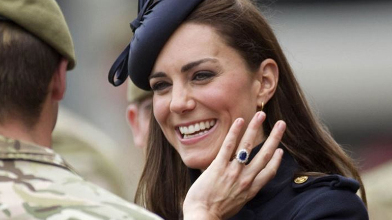 Τι συμβολίζουν τα δαχτυλίδια που φοράει η Kate Middleton στο αριστερό της χέρι;