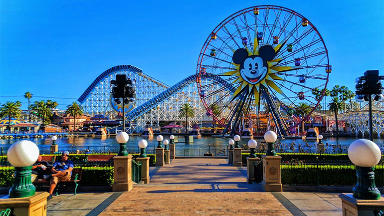 Καθυστερεί το άνοιγμα των θεματικών πάρκων της Disney στην Καλιφόρνια