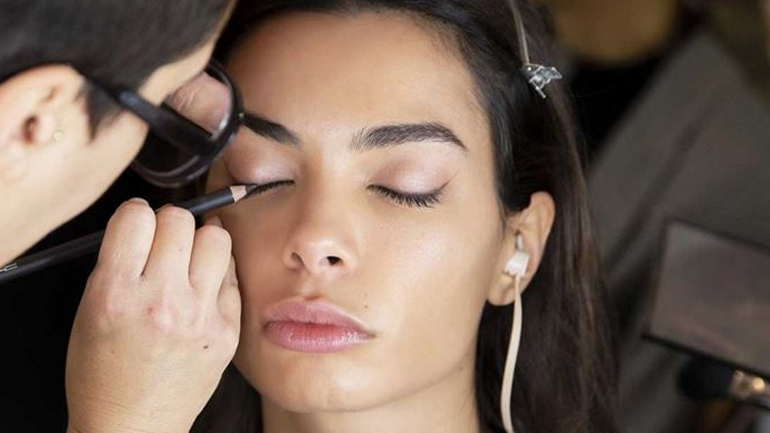 Eyeliner: Πώς θα πετύχετε το πολυπόθητο cat-eye look μέσα σε λίγα λεπτά!