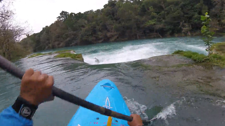 Καγιάκερ παγιδεύεται σε καταρράκτη και σώζεται