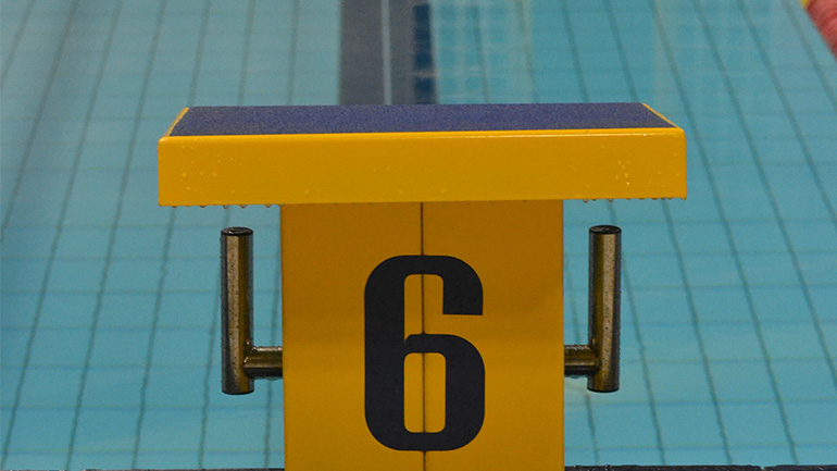 Γιατί κοκκινίζουν τα μάτια στην πισίνα;