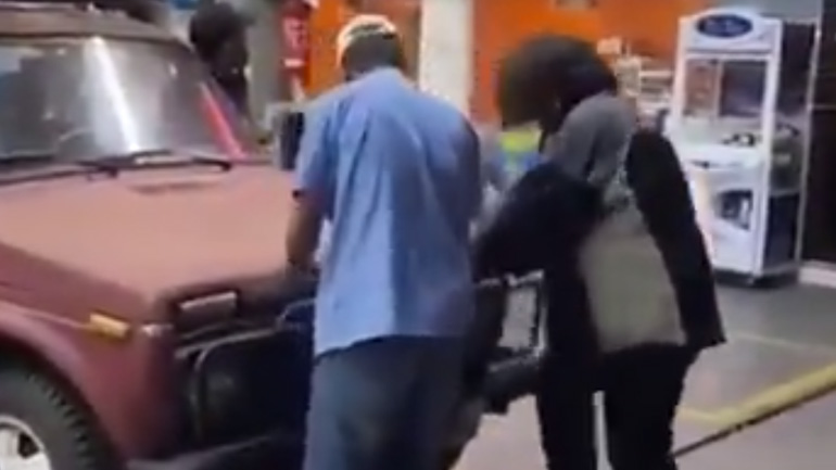 Παιδιά, το καπό γιατί δεν ανοίγει;