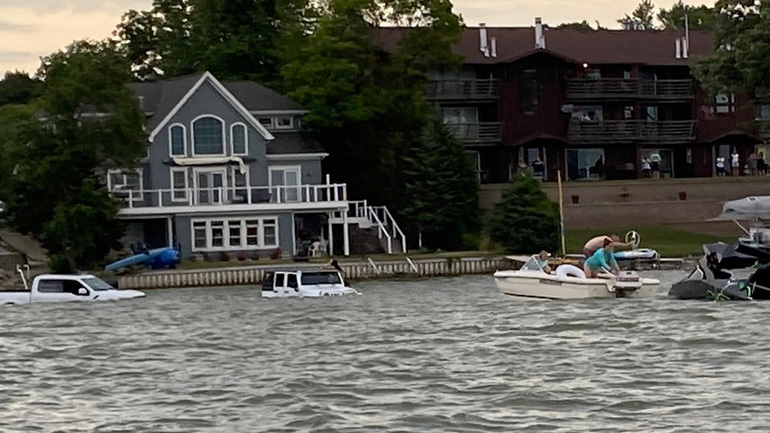 Πώς βρέθηκαν στη λίμνη τα Wrangler και F-150; Πώς βρέθηκαν στη λίμνη τα Wrangler και F-150;