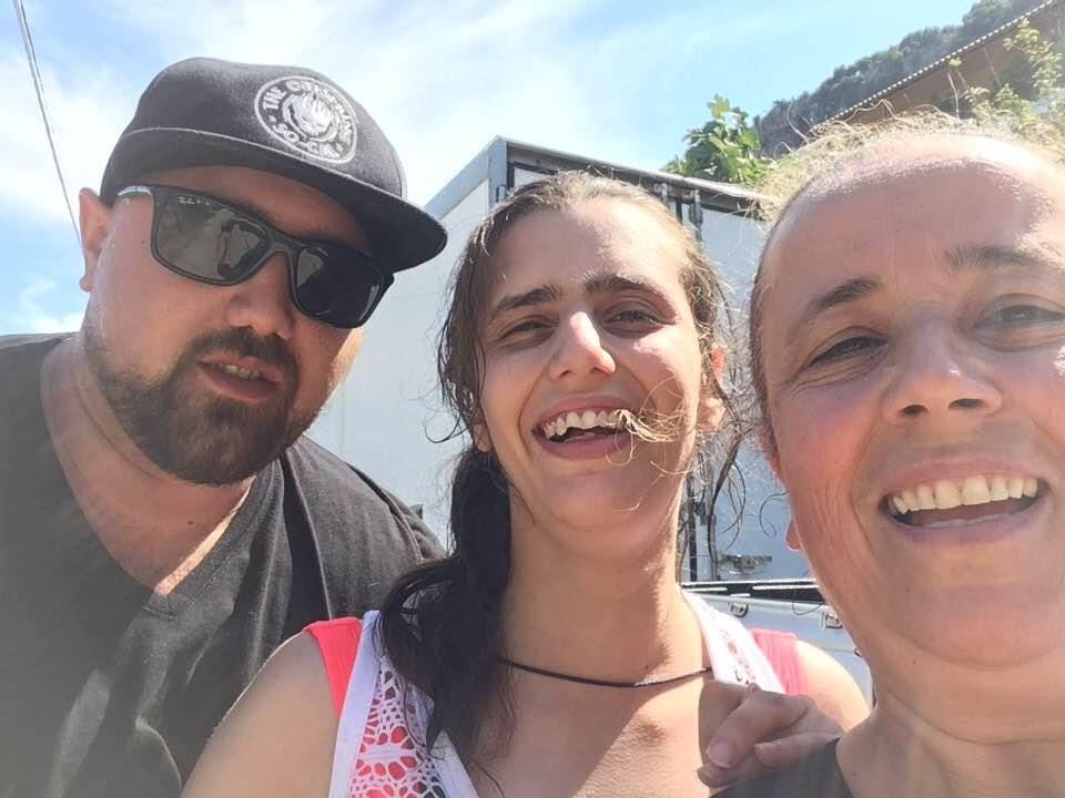 Από αριστερά διακρίνονται ο Γιώργος και η Ελευθερία με την μητέρα τους Αθανασία Ζαπάντη