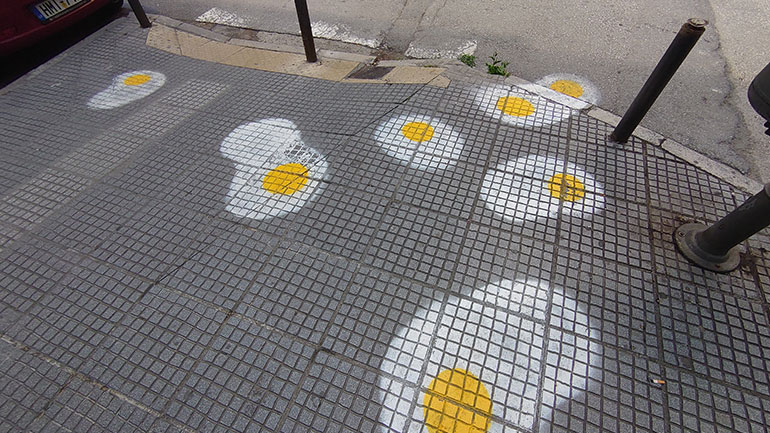 Ζωγραφισμένα τηγανητά αβγά στέλνουν «μήνυμα» σε όσους περπατούν σκυμμένοι στην οθόνη του κινητού τους