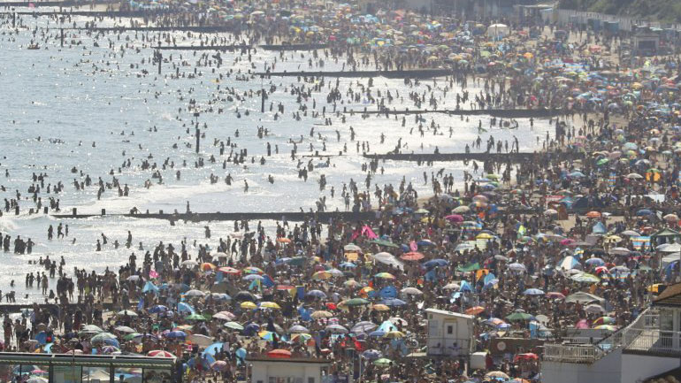 Bρετανία: Χιλιάδες κόσμος σε παραλία στο Μπράιτον χωρίς αποστάσεις