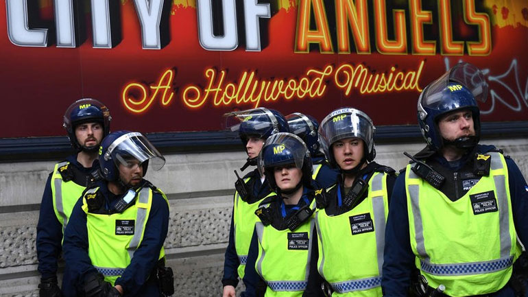 Βρετανία: Δεκαπέντε αστυνομικοί τραυματίστηκαν σε μουσική εκδήλωση στο Λονδίνο