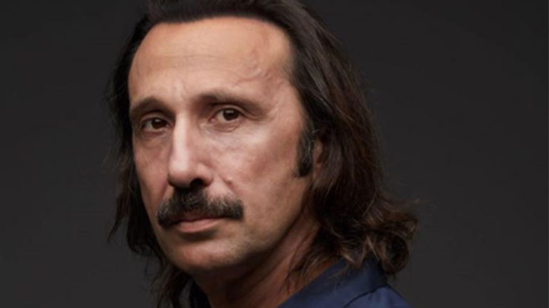 Ρένος Χαραλαμπίδης: Προτρέπει να αφήσουμε μουστάκι για τα 200 χρόνια της Ελληνικής Επανάστασης