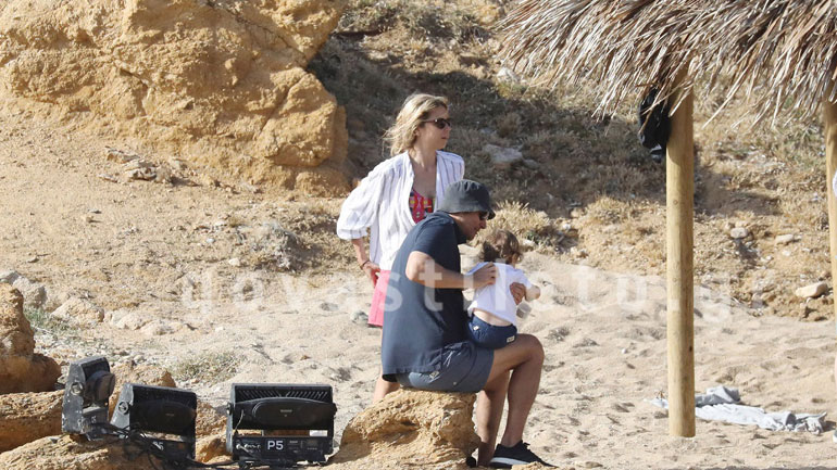 Νίκος Κριθαριώτης-Ναστάζια Δαρίβα: Οι πρώτες βουτιές με τον γιο τους στη Μύκονο