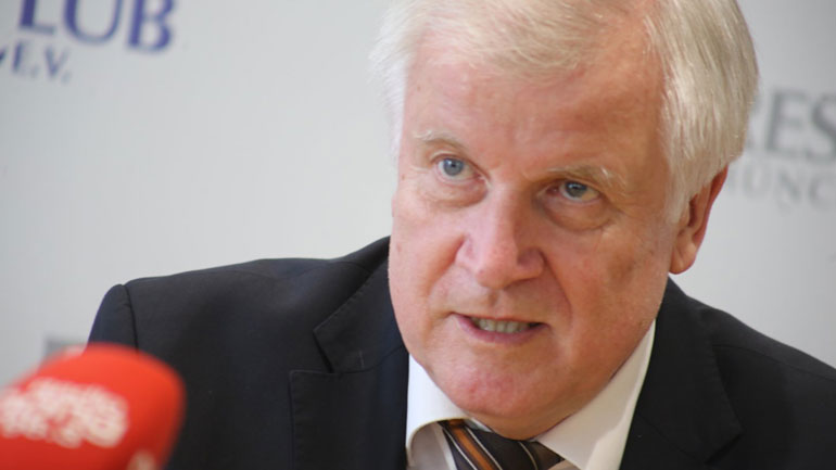 Γερμανία: Ο Ζεεχόφερ δεν θα υποβάλει μήνυση κατά της αρθρογράφου που εναντιώθηκε στην αστυνομία