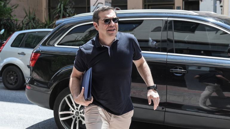 «Άδειασμα» για τα μάτια του κόσμου του Παππά από τον Αλέξη Τσίπρα χωρίς άλλες επιπτώσεις