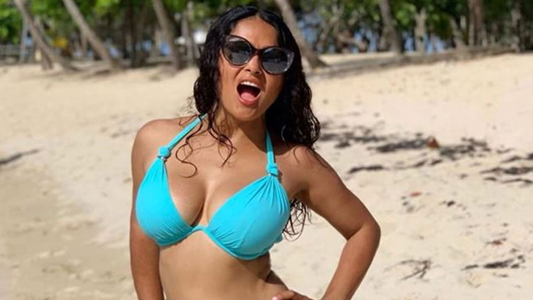 Η Salma Hayek χορεύει με sexy εσώρουχα και ρίχνει το Instagram