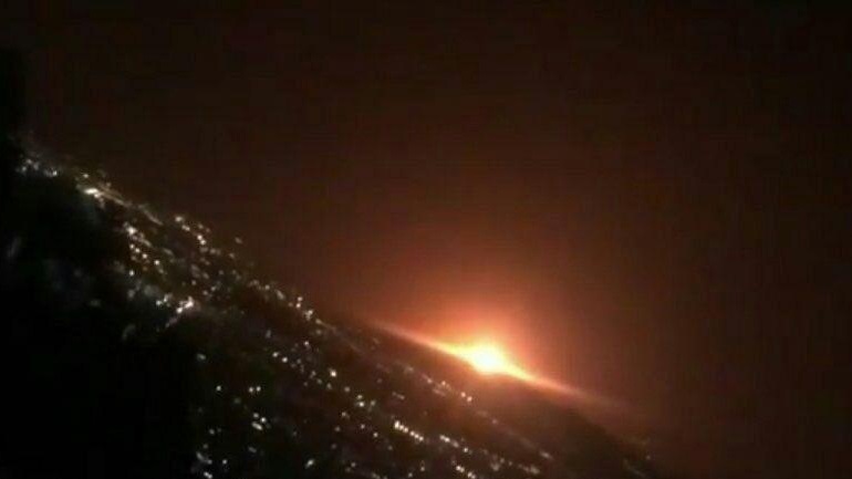 Ιράν: Έκρηξη δεξαμενής αερίου προκάλεσε την «πορτοκαλί λάμψη» που φάνηκε στον ουρανό της Τεχεράνης