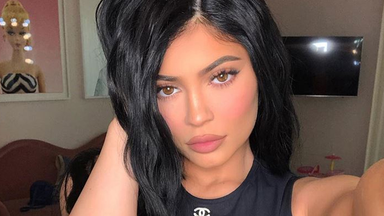 H Kylie Jenner έγινε ξανθιά και ποζάρει με το πιο hot hairstyle του καλοκαιριού!