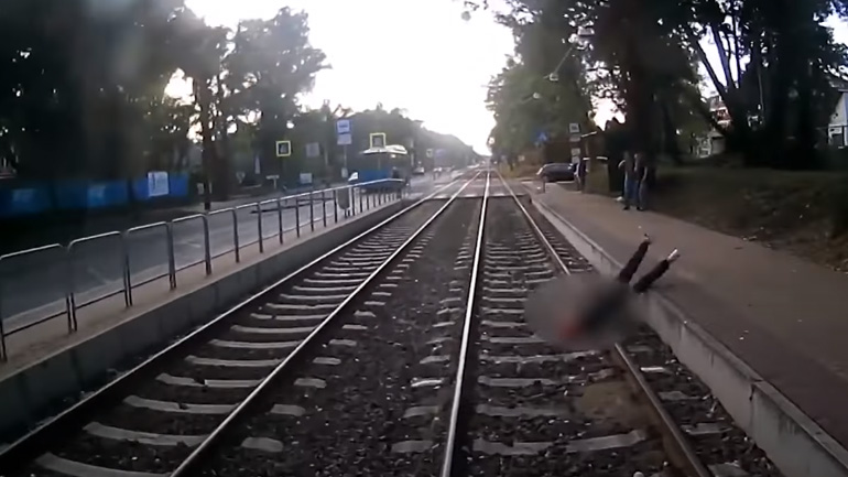 Άντρας πέφτει μπροστά σε τραμ