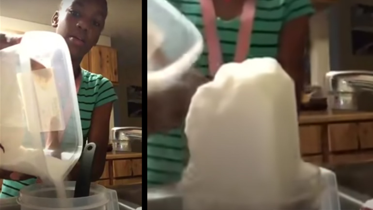 Κορίτσι ετοιμάζει ένα γλυκό αναψυκτικό Κορίτσι ετοιμάζει ένα γλυκό αναψυκτικό