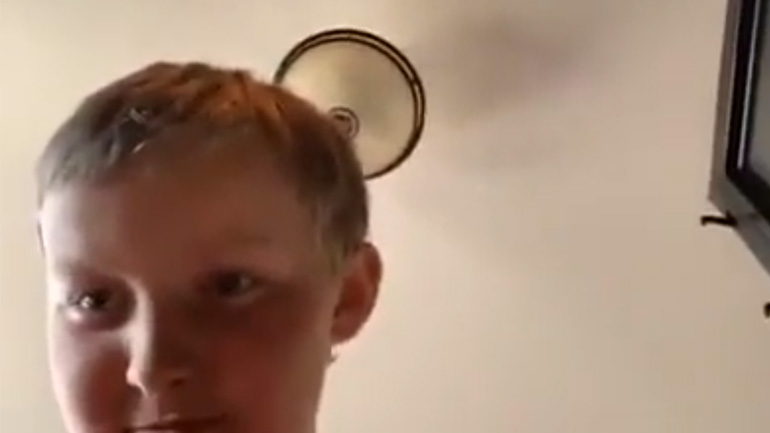 Αγόρι βάζει smartphone σε φούρνο μικροκυμάτων