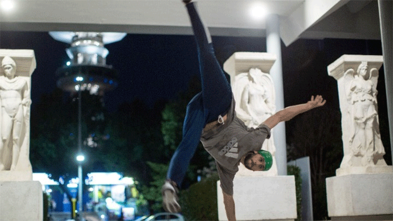 Χορεύοντας Breakdance στη «σκιά» των αγαλμάτων υπό το φως του φεγγαριού