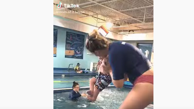 Viral ένα βίντεο στο TikTok που δείχνει εκπαιδεύτρια να πετά βρέφος σε πισίνα