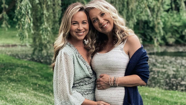 Έγινε παρένθετη μητέρα για την κόρη της, κυοφορώντας την εγγονή της