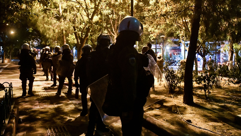 Μικροένταση στα Εξάρχεια μεταξύ αστυνομικών και συγκεντρωμένων