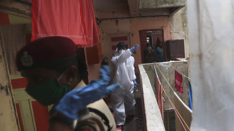 Ινδία: Κλίνες από χαρτόνι για τους ασθενείς του κορωνοϊού