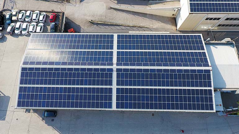 Μία από τις οροφές του κτηρίου της Nissan Νικ. Ι. Θεοχαράκης στη λεωφόρο Αθηνών γεμάτη... φωτοβολταϊκά